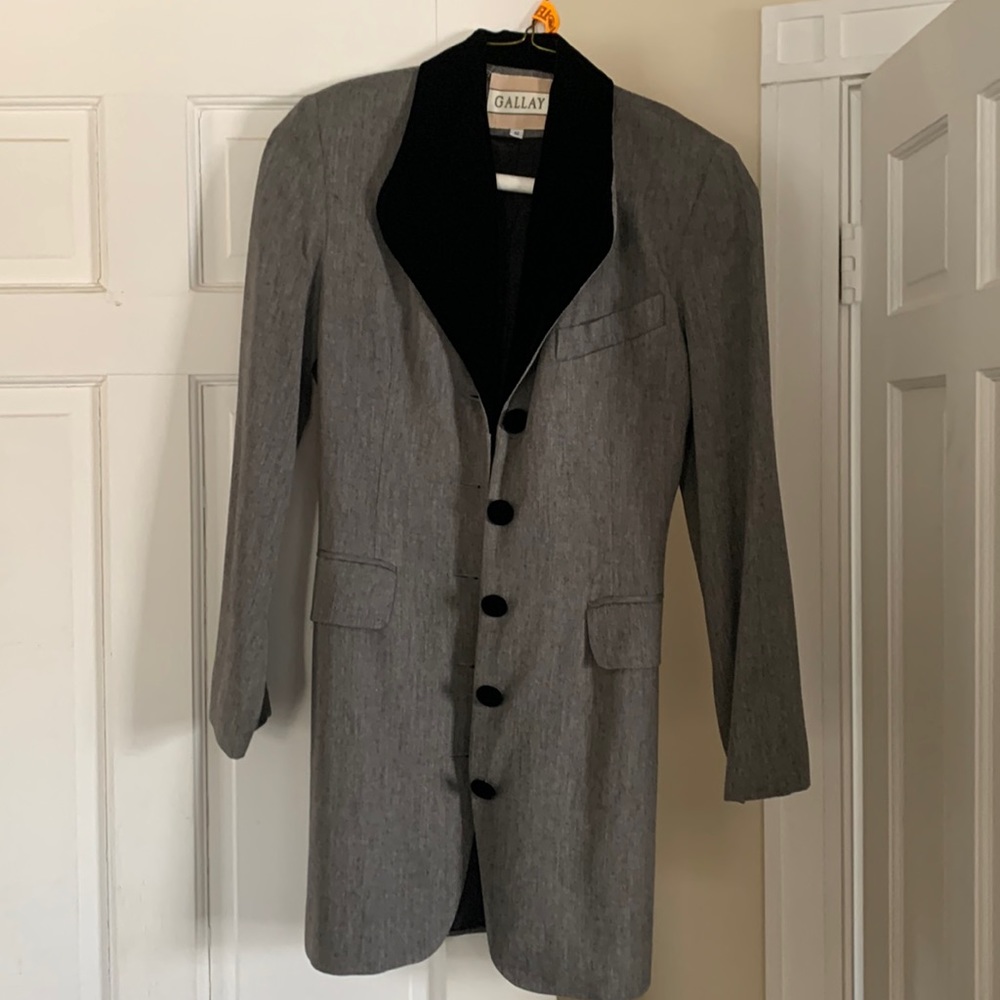 Super long jacket with velvet collar paired with wool skirt